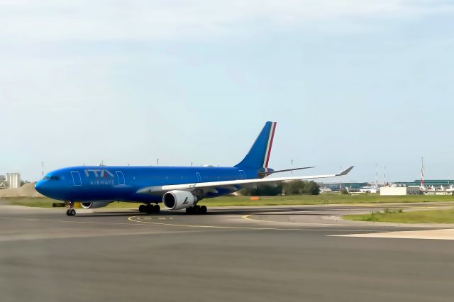 Airbus A330-200 (EI-EJO) - FCO (Rome) before take off