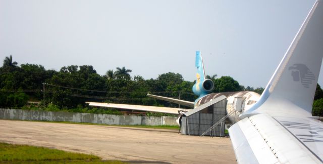 McDonnell Douglas DC-10 — - Sorry for the lousy photo, but I barely caught this while taxiing to takeoff in Havana. Please, someone, tell me what this relic is!!