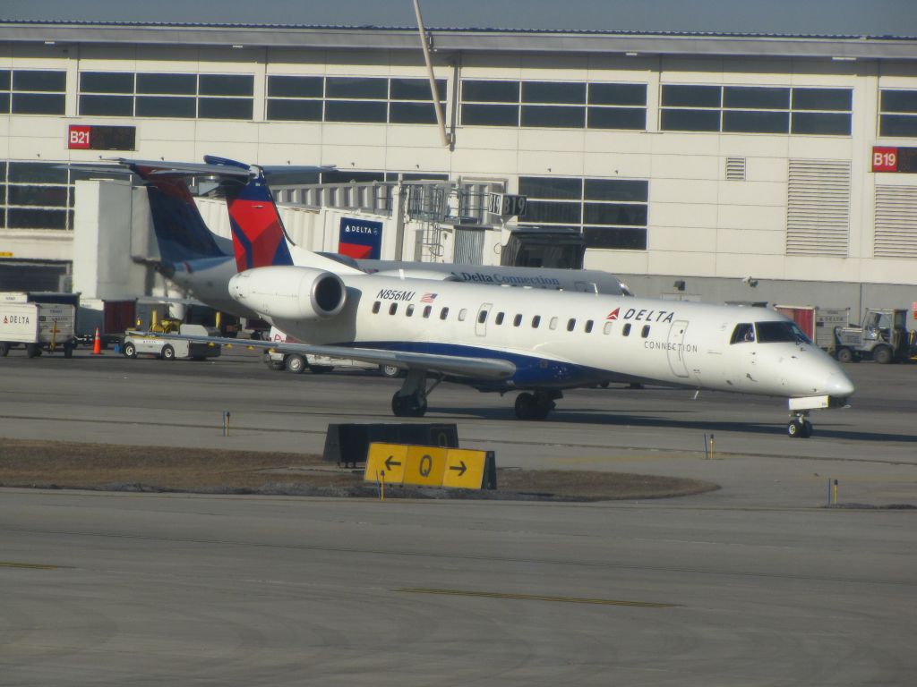 Embraer ERJ-145 (N856MJ)