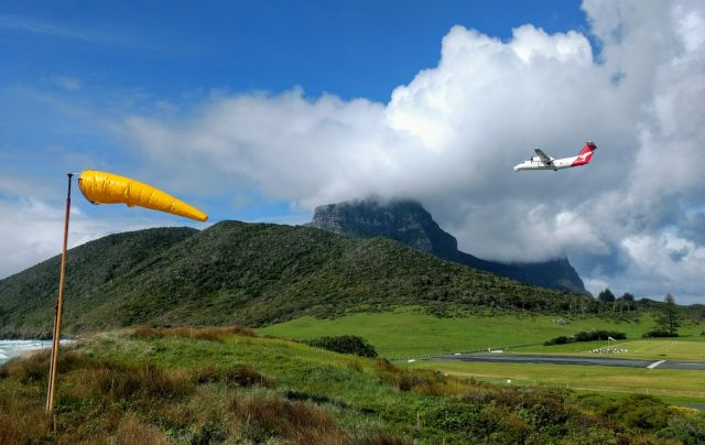 de Havilland Dash 8-200 — - QantasLink Dash 8 Lord Howe Island. A nice headwind and a clean set of heels! Thanks SS for the pic.