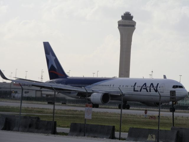 BOEING 767-300 (LV-CKU)