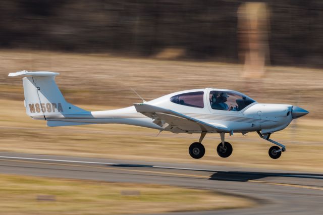 Diamond Star (N859PA) - FLYGATEWAY AVIATION INSTITUTE Diamond DA40 N859PA landing at KLOM (Wings Field) br /1/60 sec. f/18 500mm ISO 100