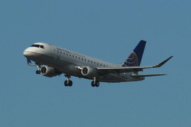 Embraer 175 (N209SY) - Landing Runway: 27L. IFR. Squawk 2327. Operating as "Sky WEst" SKW5905/UA5905 on 9/04/2018.