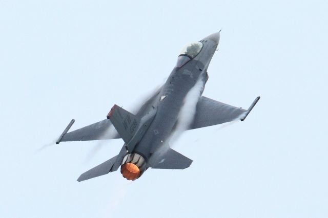 Lockheed F-16 Fighting Falcon —