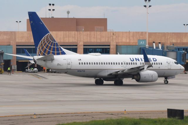 Boeing 737-700 (N16713)