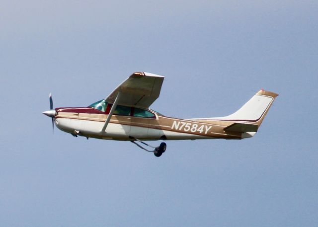 Cessna Skylane (N7584Y) - At Downtown Shreveport.