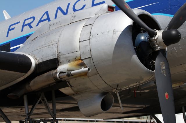 — — - DC-3, Pratt and Whitney, R1830 Piston Engine.