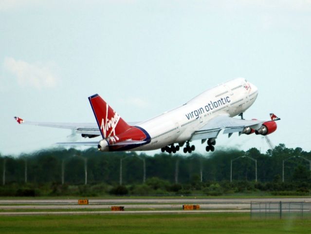 — — - Virgin Atlantic 747 powerful take off.