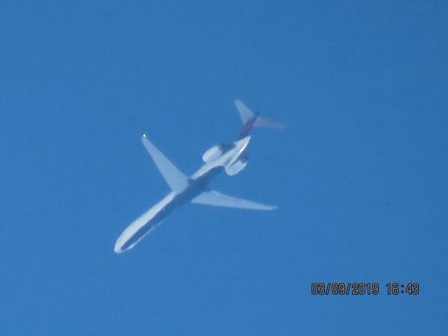 McDonnell Douglas MD-90 (N963DN)