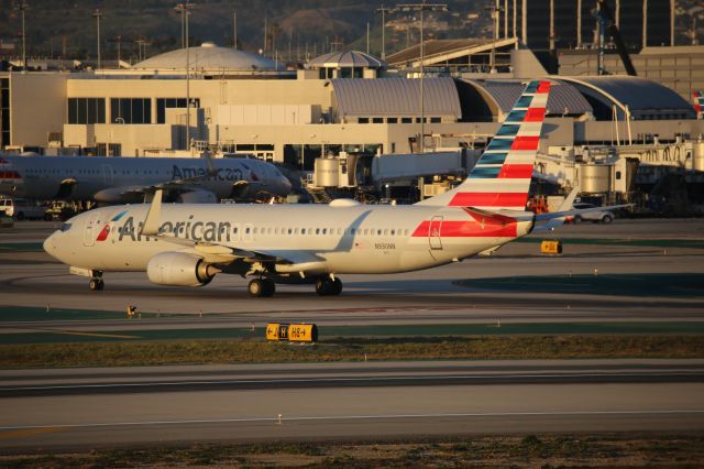 Boeing 737-800 (N930NN)