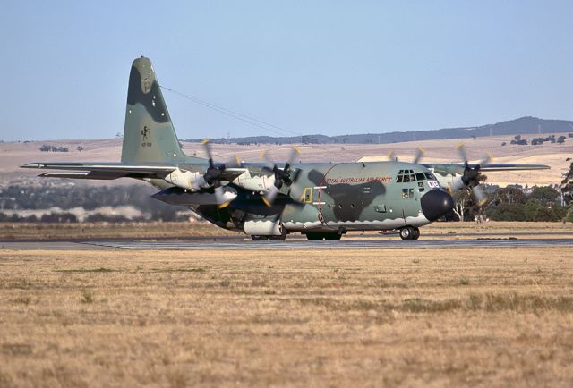 A97008 — - AUSTRALIA - AIR FORCE - LOCKHEED C-130H HERCULES (L-382) - REG : A97-008 (CN 382-4788) - EDINBURGH RAF BASE ADELAIDE SA. AUSTRALIA - YPED (15/4/1980)35MM SLIDE CONVERSION SCANNED AT 6400 DPI.
