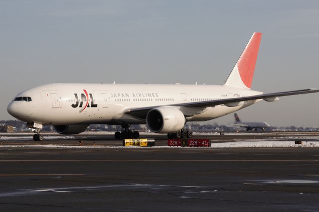 Boeing 777-200 (JA705J)