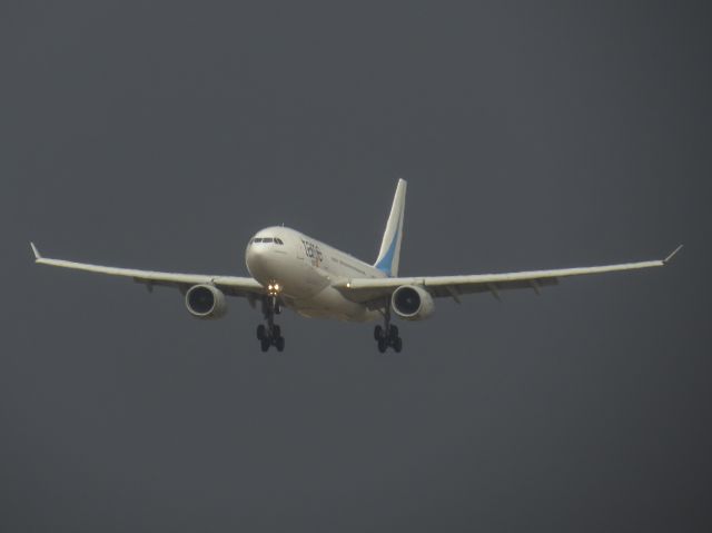 Airbus A330-200 (HC-COH) - Arriving with storm