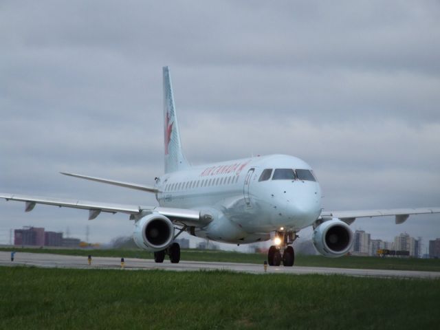 Embraer 175 (C-FEKD)