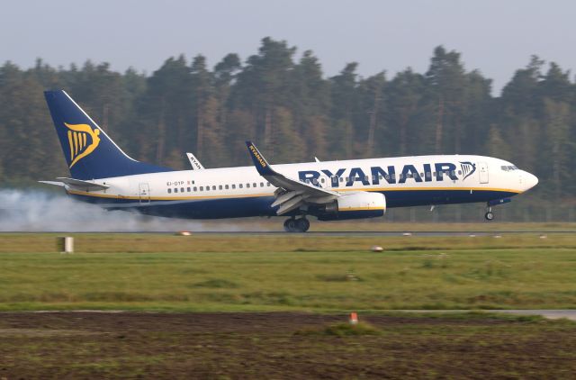 Boeing 737-800 (EI-DYP) - touchdown smoke and vortex