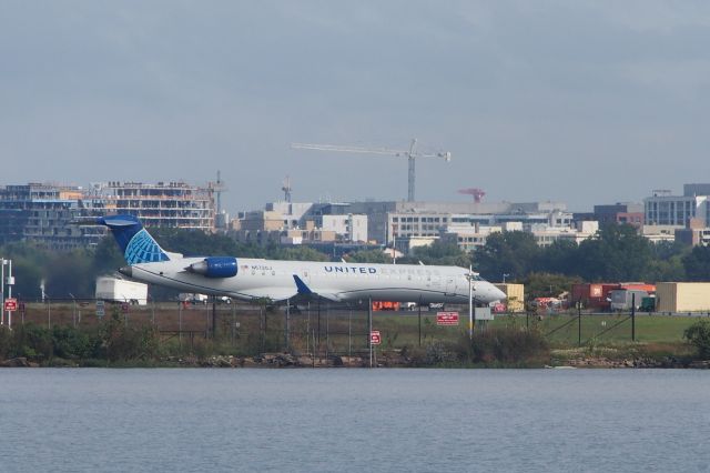 Canadair Regional Jet CRJ-200 (N572GJ)