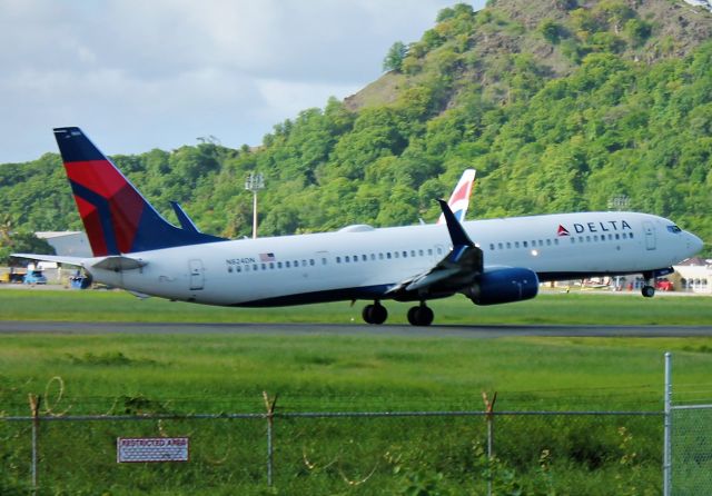 Boeing 737-900 (N824DN)