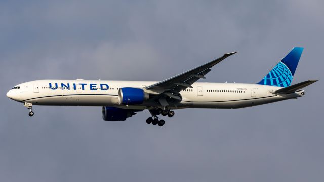 BOEING 777-300ER (N2749U)