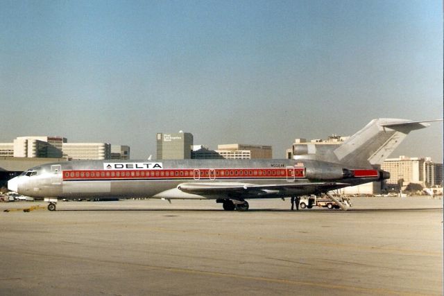 BOEING 727-200 (N502AV) - Seen here in Mar-88. Leased to Allegro Air as XA-TCW from Dec-92 to Nov-94 then reregistered N580CR in Jul-95.