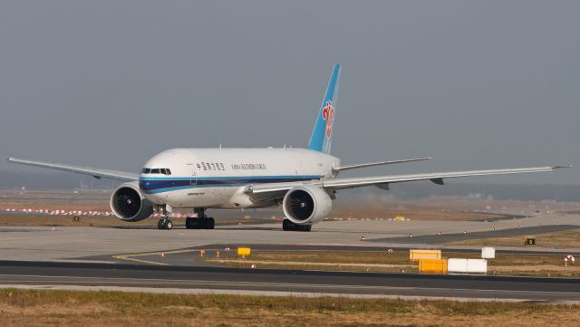 Boeing 777-200 (B-2081) - Spotterpoint Runway West (Frankfurt / Main Germany)