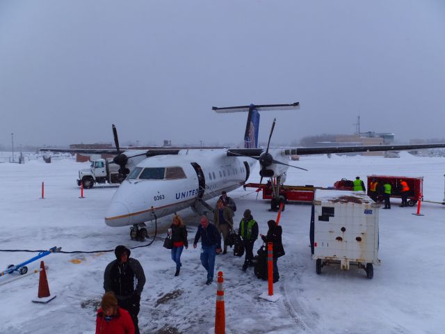 de Havilland Dash 8-200 (N363PH)