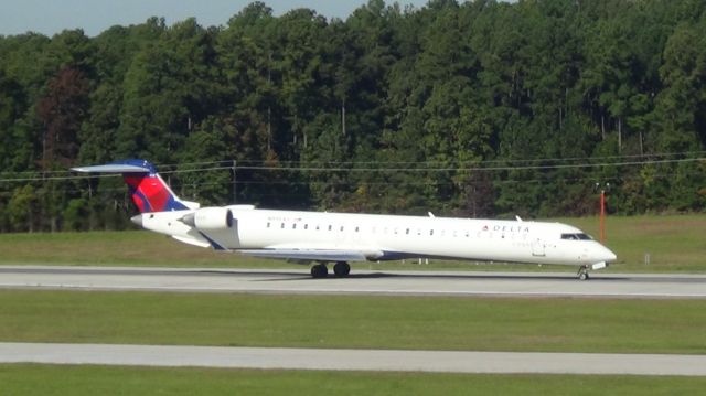 Canadair Regional Jet CRJ-700 (N915XJ)