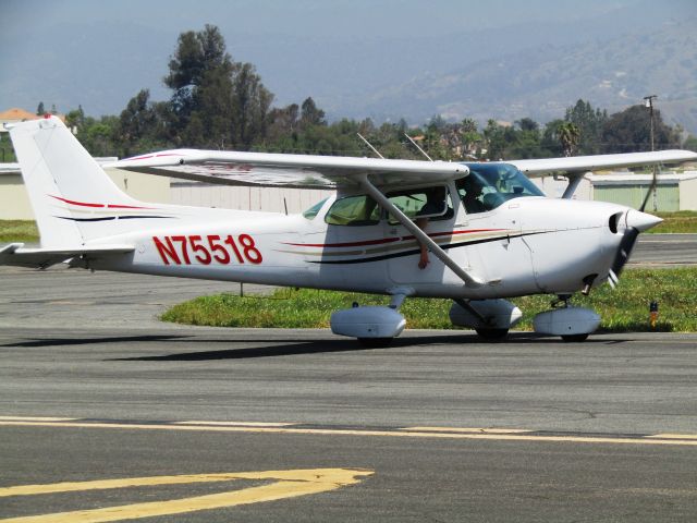 Cessna Skylane (N75518) - Taxiing to RWY 26L