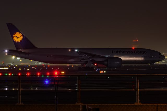 Boeing 777-200 (D-ALFD) - D-ALFD Lufthansa Cargo Boeing 777-FBT departing to Tokyo - Narita International (NRT / RJAA) @ Frankfurt - Rhein-Main International (FRA / EDDF) / 29.01.2017