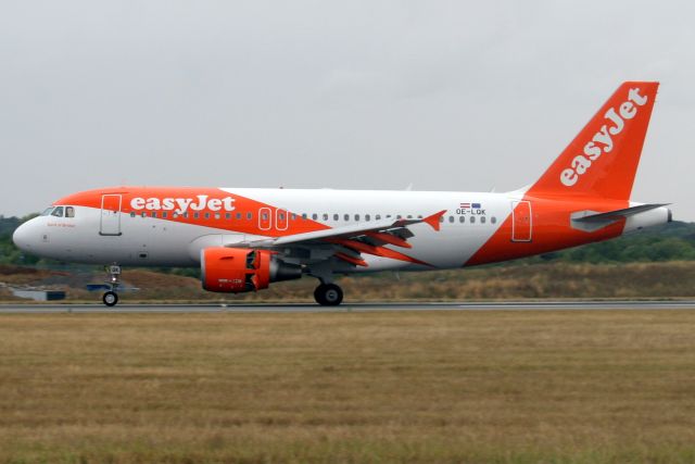 Airbus A319 (OE-LQK) - Landing on rwy 26 on 10-Aug-18 operating flight EZY14 from EGPH.