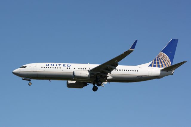 Boeing 737-800 (N37267) - United Flight 1190 (N37267) arrives at Sarasota-Bradenton International Airport following a flight from Chicago-OHare International Airport