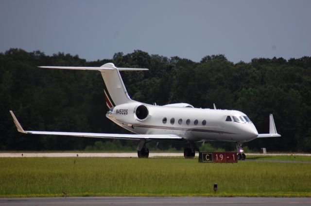 Gulfstream Aerospace Gulfstream IV (N452QS) - About to cross 19-1 on taxiway Charlie at Lone Star.