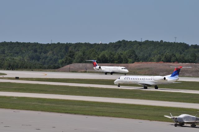 Canadair Challenger (N936CA) - Delta N936CA is landing on RWY 5L while Delta N567RP is taxiing to the terminal