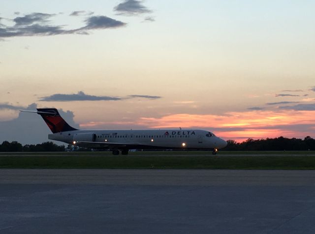 Boeing 717-200 (N979AT) - Coming in to stay the night.