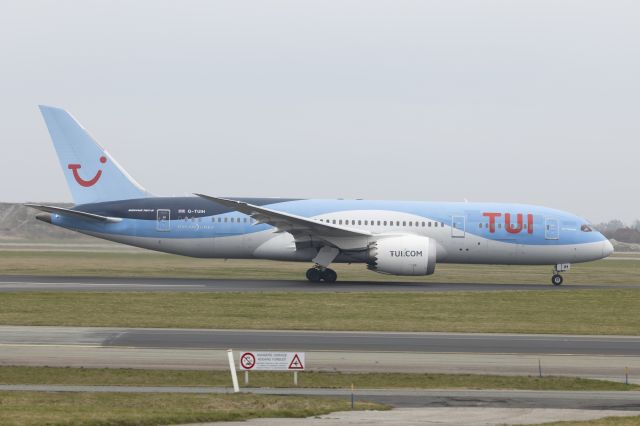 Boeing 787-8 (G-TUIH) - West og Runway R22