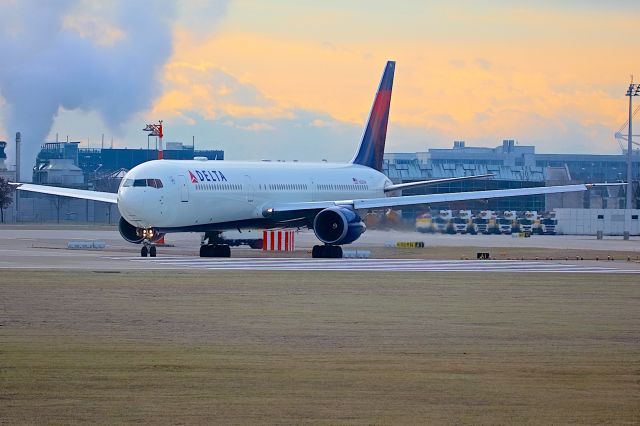 BOEING 767-400 (N830MH)