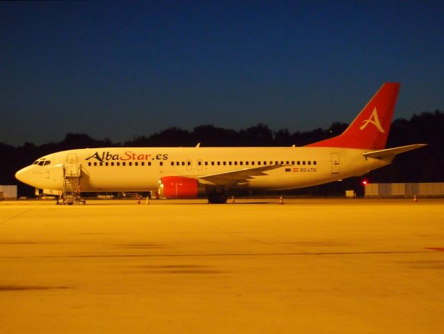 BOEING 737-400 (EC-LTG)