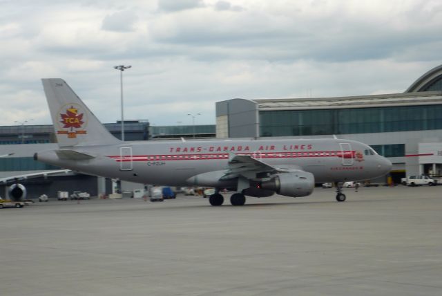 Airbus A319 (C-FZUH) - The Trans-Canada Airlines [an Air Canada special paintjob] A318. It's a shame that my picture is blurry though.