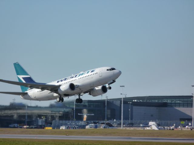Boeing 737-700 (C-FEWJ) - taking off of #07