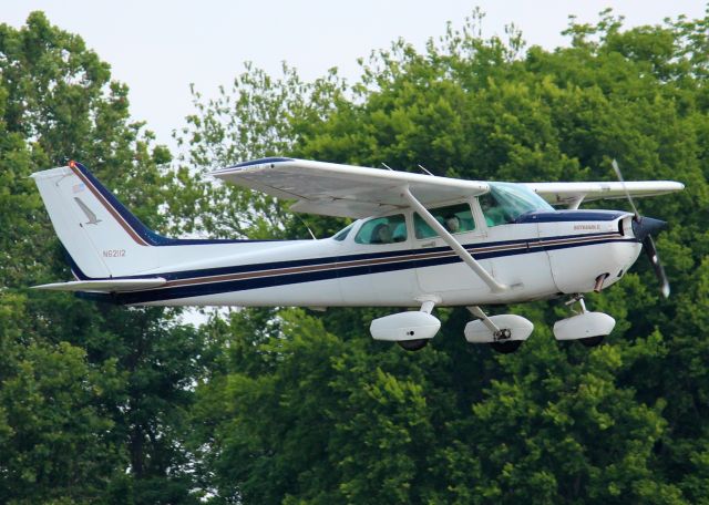 Cessna Skyhawk (N62112) - At downtown shreveport