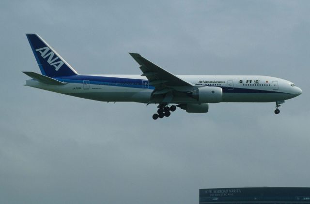 Boeing 777-200 (JA703A) - Short Final at Narita Intl Airport Rwy16R on 1997/09/17