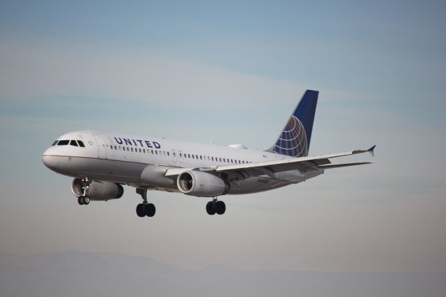 Airbus A320 (N494UA) - Landing on 17L.