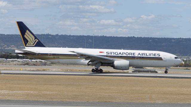 Boeing 777-200 (9V-SVB) - Boeing 777-212(ER) SIA 9V-SVB runway 21 YPPH 020419