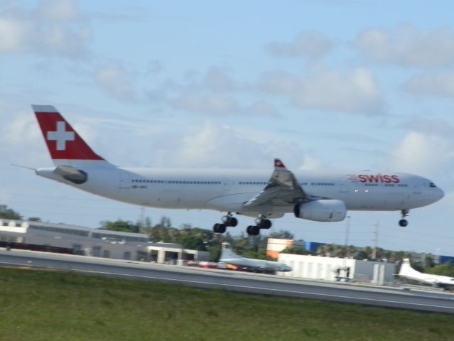 Airbus A330-300 (HB-JHJ)