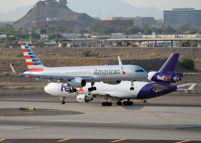 Boeing 757-200 (N202UW)