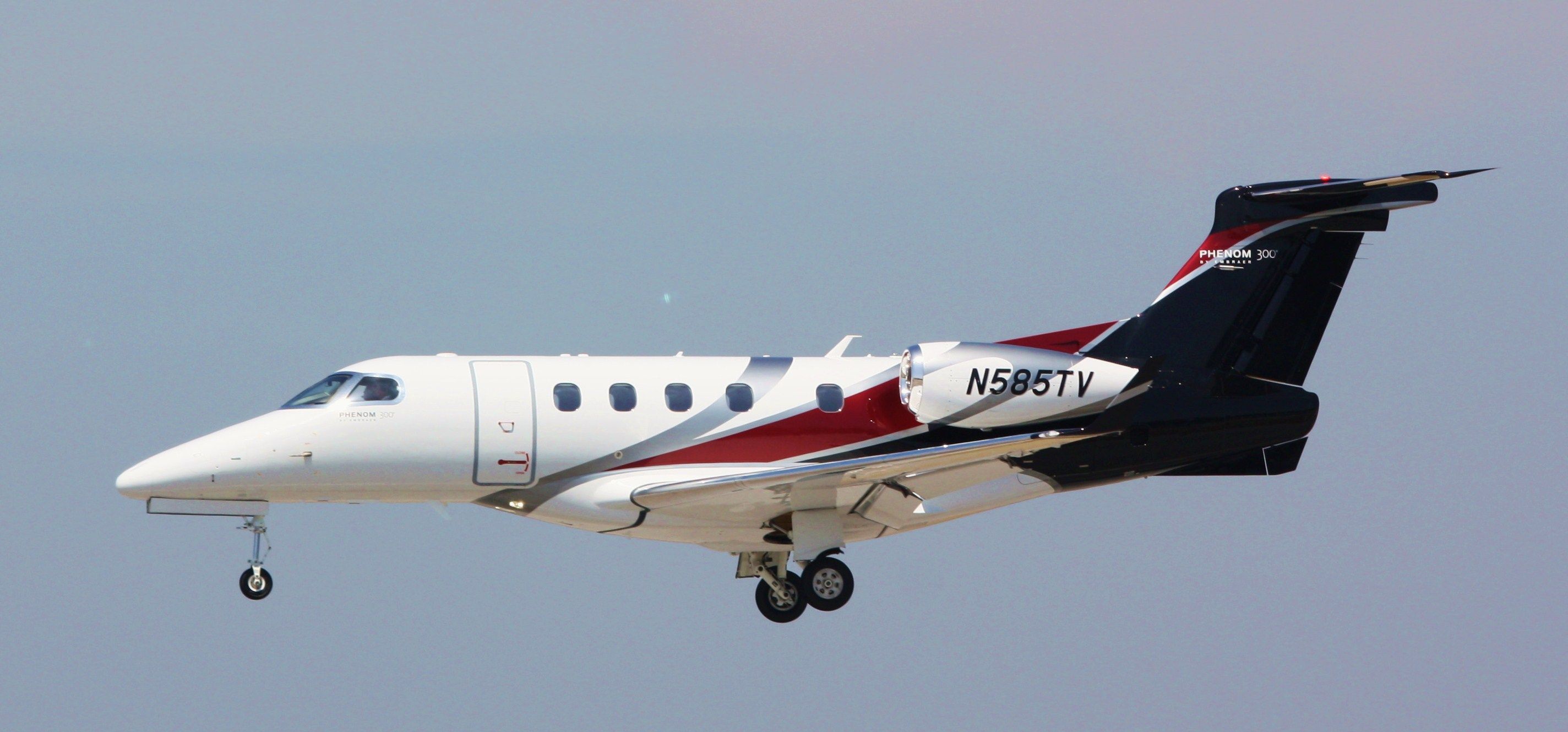 Embraer Phenom 300 (N585TV)