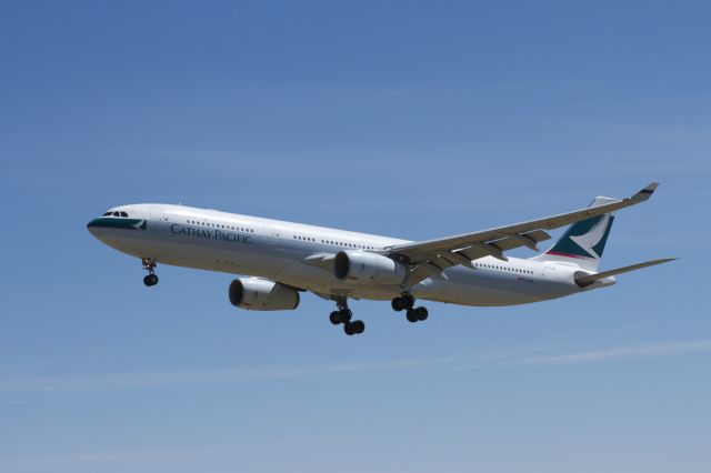 Airbus A330-300 (B-HLW)