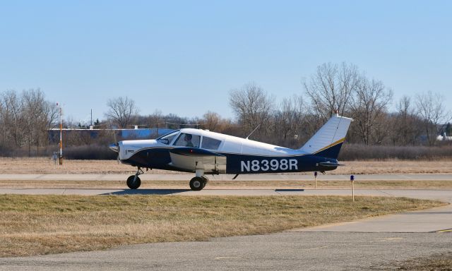 Piper Cherokee (N8398R) - Piper PA-28-140 N8398R in Ann Arbor 