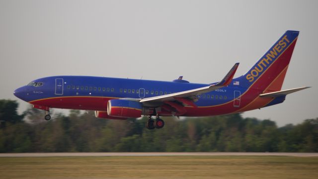 Boeing 737-700 (N201LV)