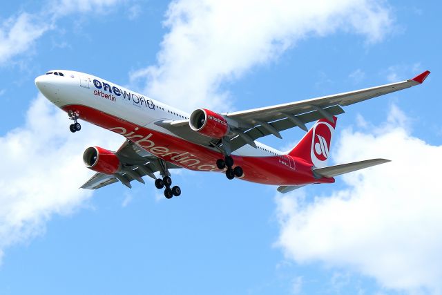 Airbus A330-200 (D-ABXA) - Air Berlin 7472 from Dusseldorf,  in Oneworld livery, arriving on 27