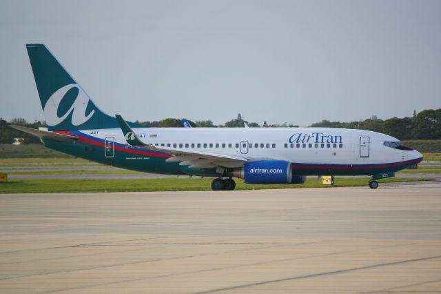 Boeing 737-700 (N283AT) - AirTran Flight 829 (N283AT) taxis for departure at Sarasota-Bradenton International Airport